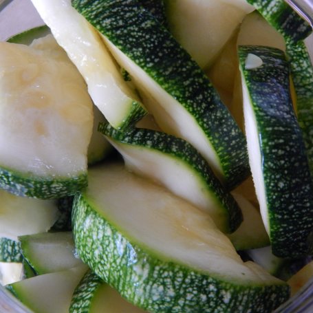 Krok 2 - Cukinia marynowana z chili foto