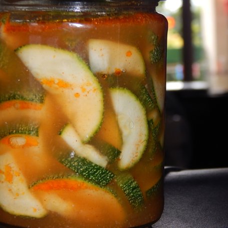 Krok 4 - Cukinia marynowana z chili foto