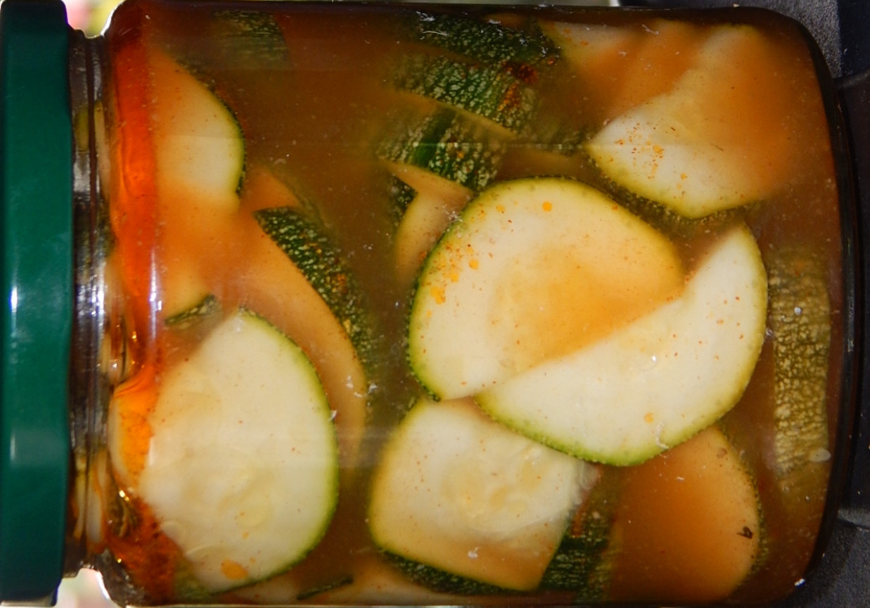 Cukinia marynowana z chili foto