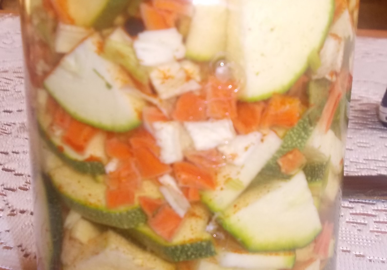 Cukinia marynowana z suszonymi warzywami foto