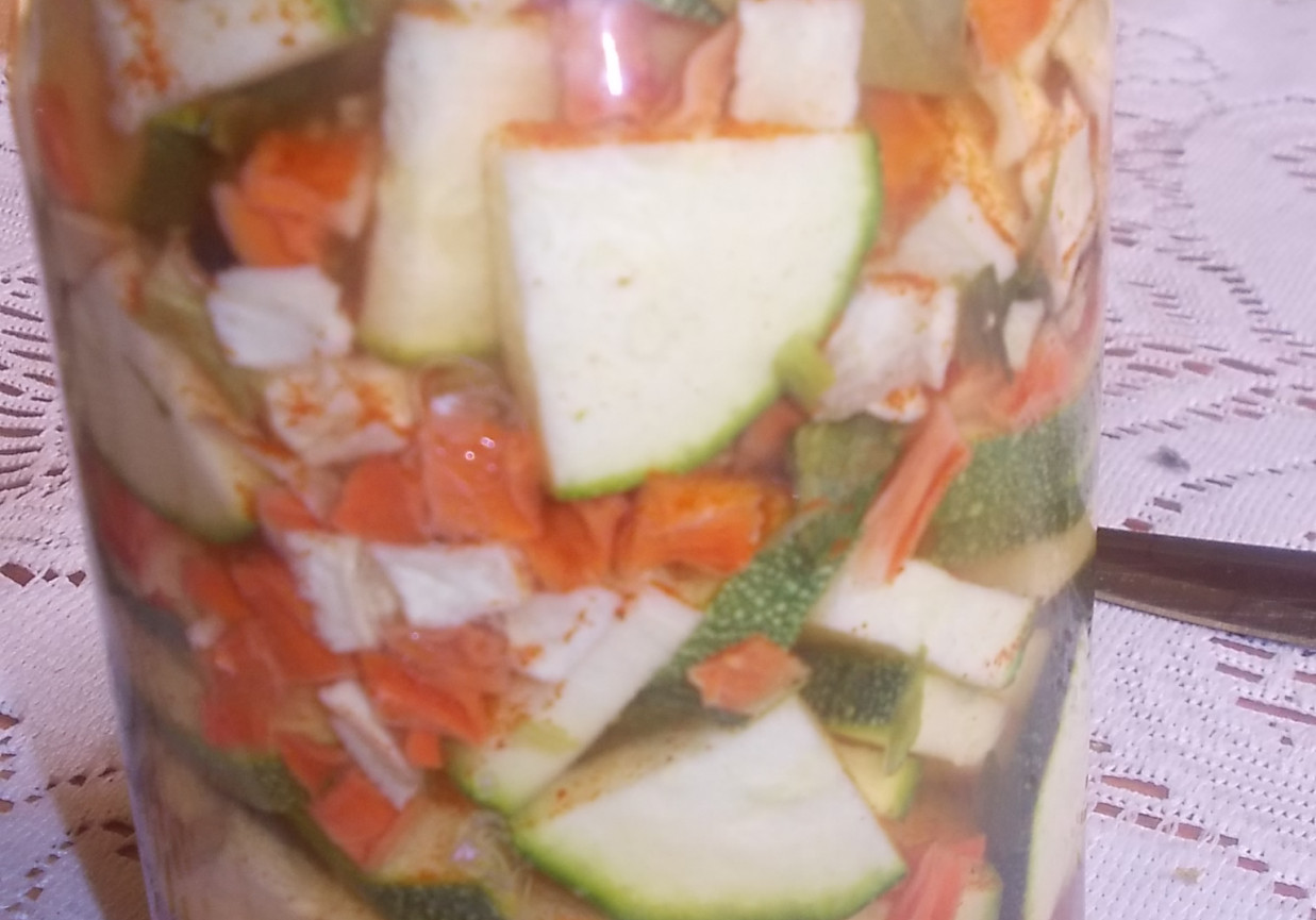 Cukinia marynowana z suszonymi warzywami foto