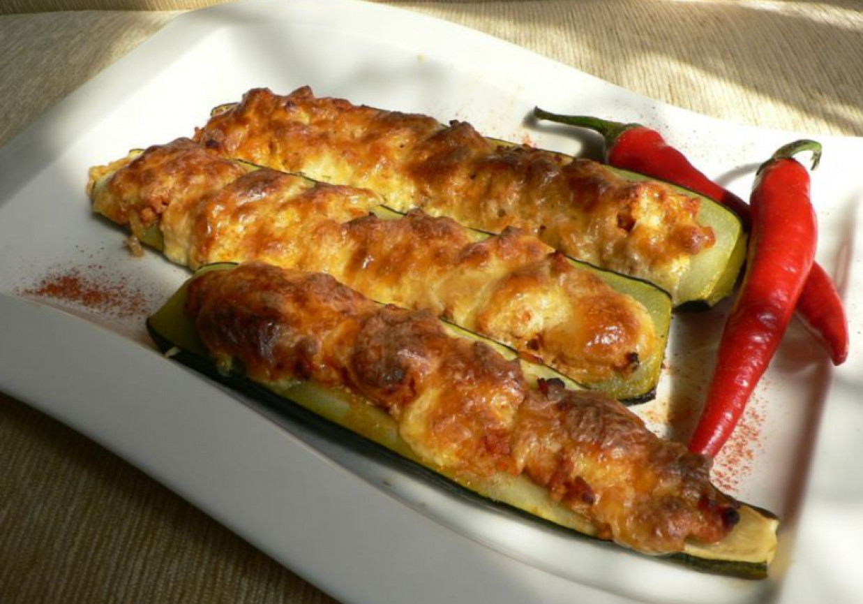 Cukinia nadziewana mięsem mielonym i ryżem foto