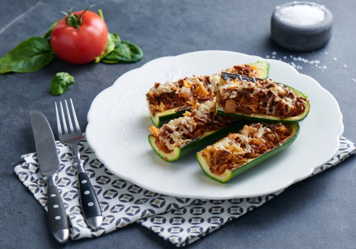 Cukinia nadziewana mięsem mielonym i ryżem foto