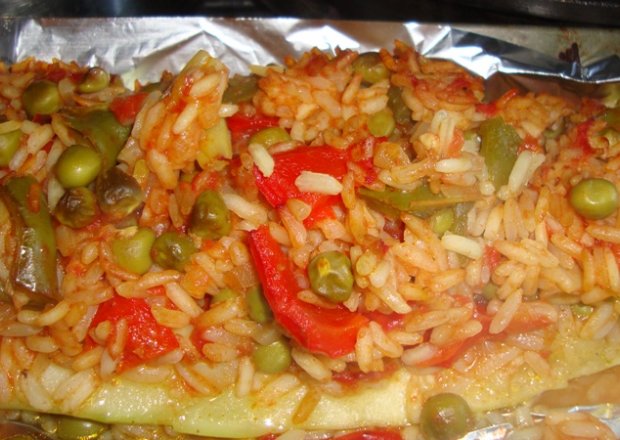 Fotografia przedstawiająca Cukinia nadziewana ryżem z warzywami