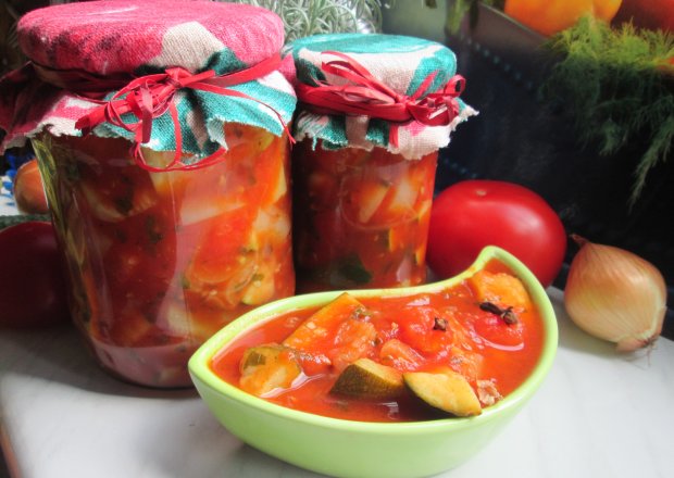 Fotografia przedstawiająca Cukinia w pomidorach na zimę