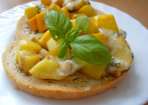 Fotografia przedstawiająca Cukinia z gorgonzolą i miodowym sosem