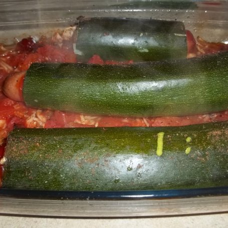 Krok 4 - Cukinia z kiełbasą na kapuście w pomidorach foto