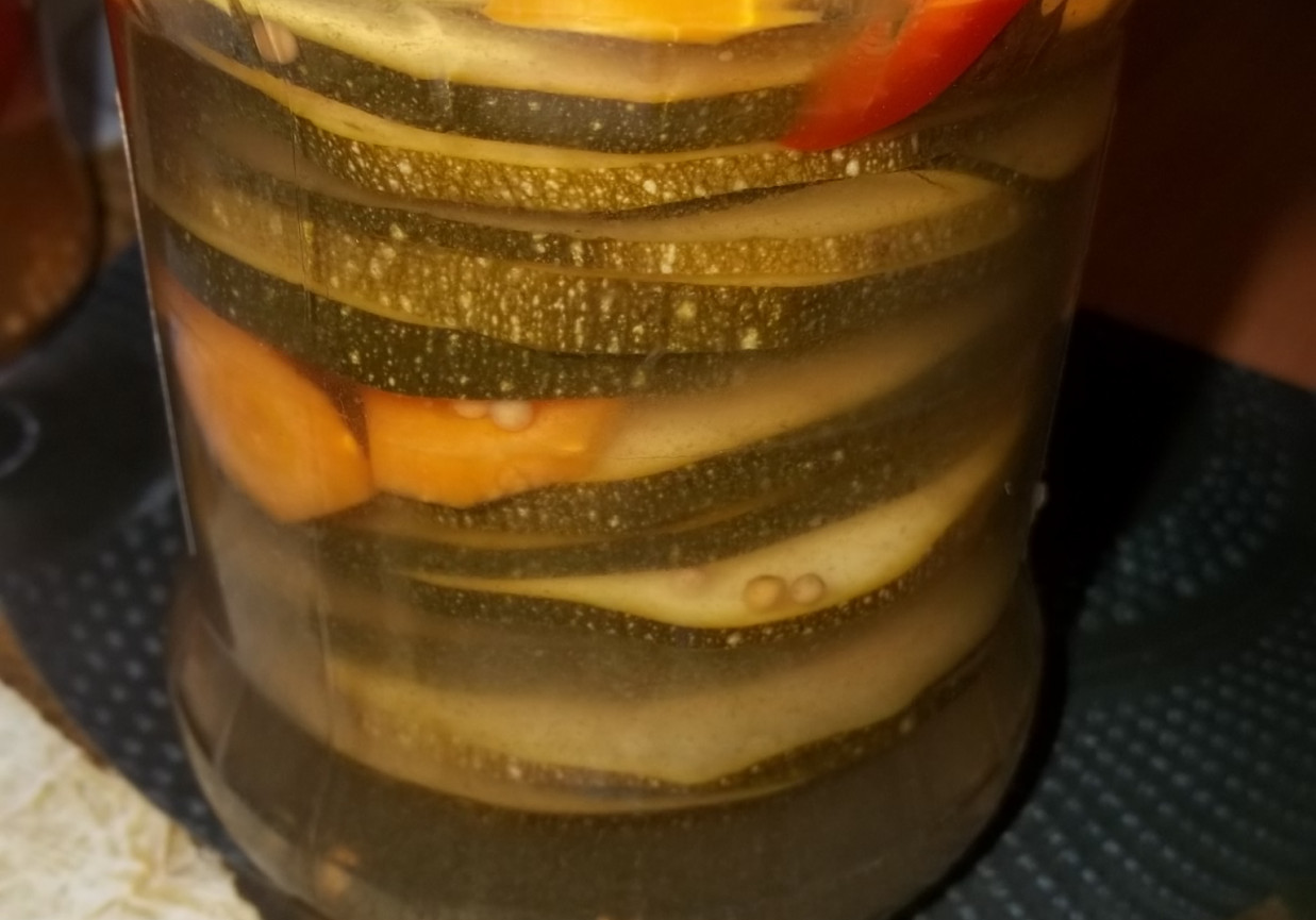 Cukinia z marchewką w słoikach foto