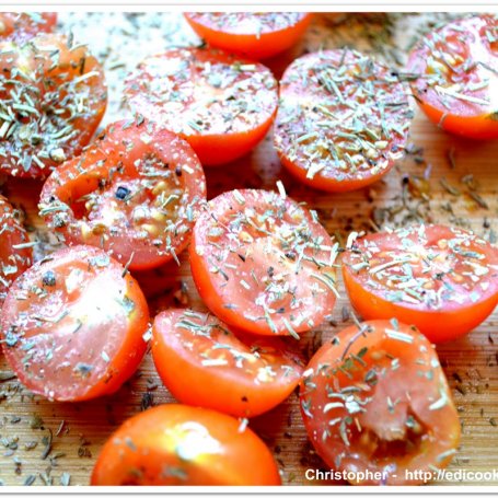 Krok 3 - Cukinia z pomidorkami i kozim serem. foto