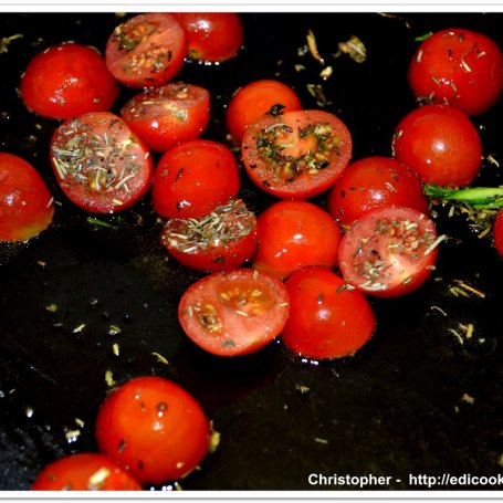 Krok 4 - Cukinia z pomidorkami i kozim serem. foto