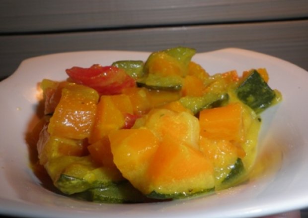 Fotografia przedstawiająca Cukinia z warzywami w kurkumie