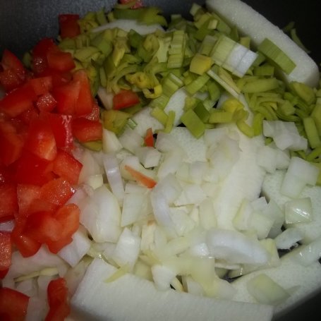 Krok 2 - Cukinia z warzywami w pomidorach foto
