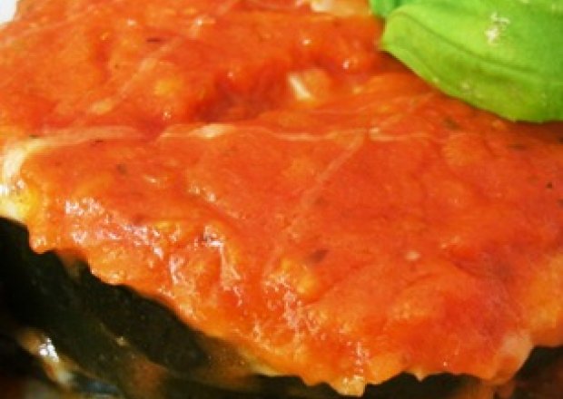 Fotografia przedstawiająca cukinia zapiekana z mozarellą w sosie pomidorowym