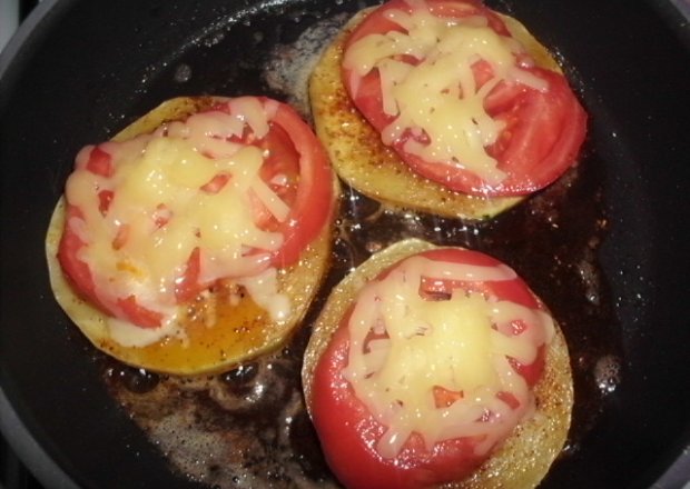 Fotografia przedstawiająca Cukinia zapiekana z pomidorami i żółtym serem