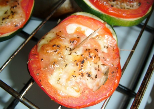 Fotografia przedstawiająca Cukinia zapiekana z pomidorem