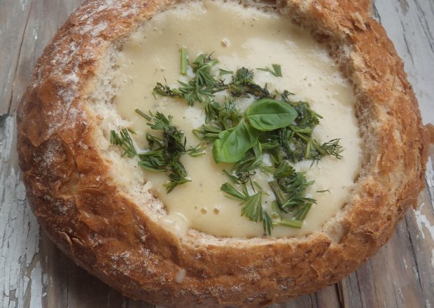 Fotografia przedstawiająca Cukinia,por,papryka-składniki zupy krem podanej w chlebie:)