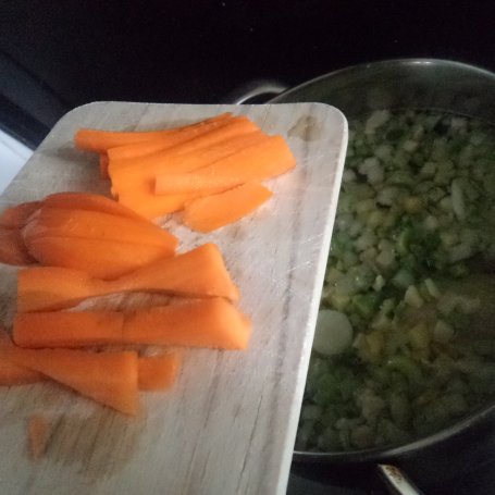 Krok 4 - Cukinia,por,papryka-składniki zupy krem podanej w chlebie:) foto