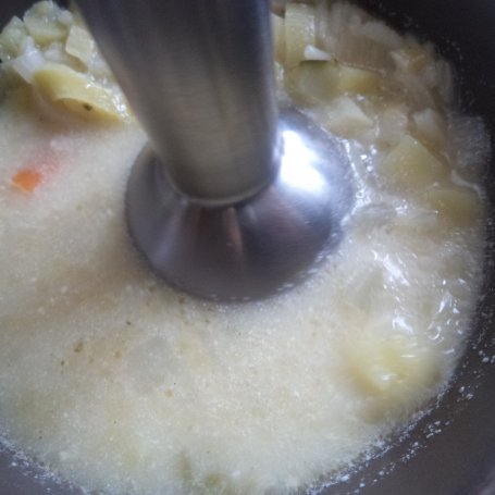Krok 6 - Cukinia,por,papryka-składniki zupy krem podanej w chlebie:) foto