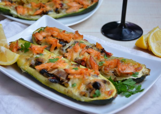 Fotografia przedstawiająca Cukinie faszerowane warzywami z wędzonym łososiem i mozzarellą