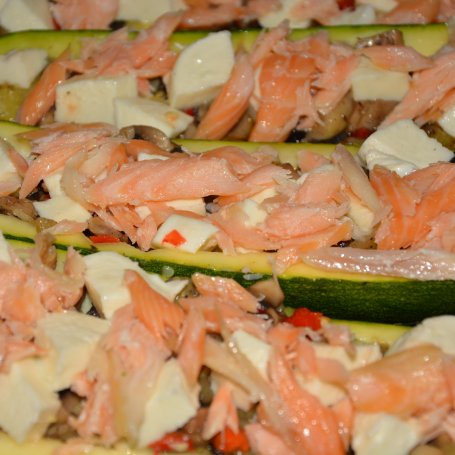 Krok 4 - Cukinie faszerowane warzywami z wędzonym łososiem i mozzarellą foto