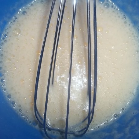Krok 14 - Cukiniowa tarta ze śliwkami i dwoma rodzajami serów podana z sosem tzatziki foto