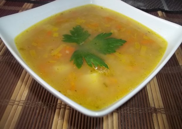 Fotografia przedstawiająca Cukiniowa zupa z soczewicą
