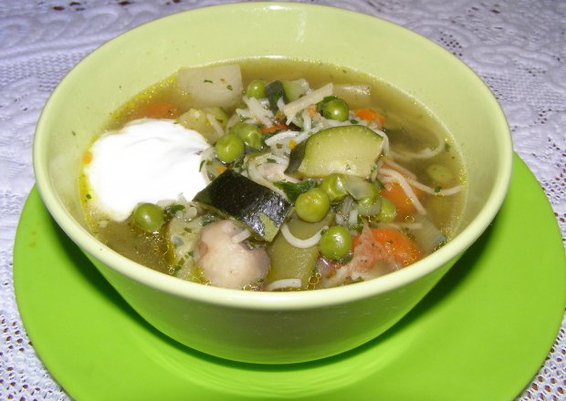 Fotografia przedstawiająca cukiniowa zupa z warzywami, pieczarkami na rosole z makaronem...