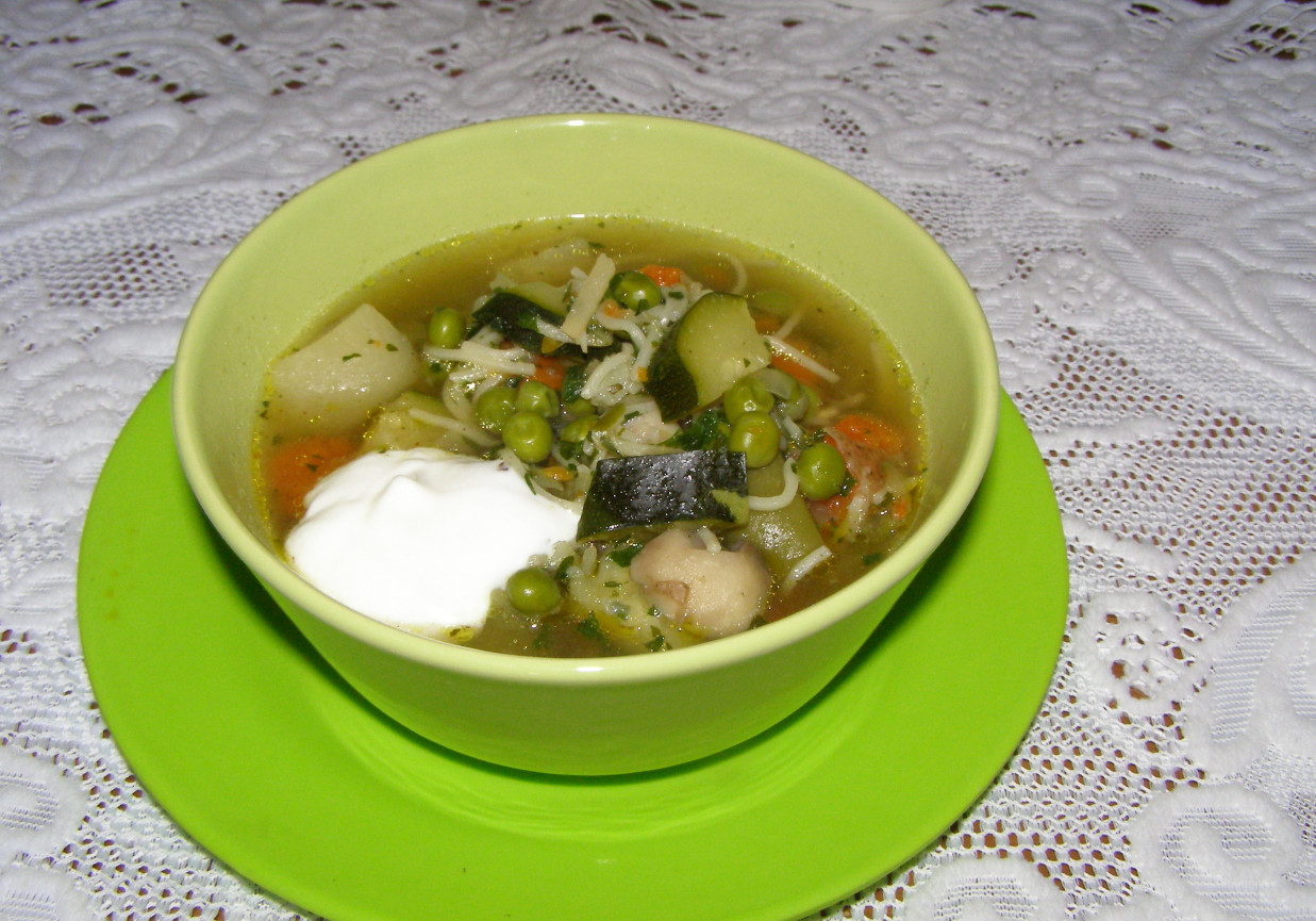 cukiniowa zupa z warzywami, pieczarkami na rosole z makaronem... foto