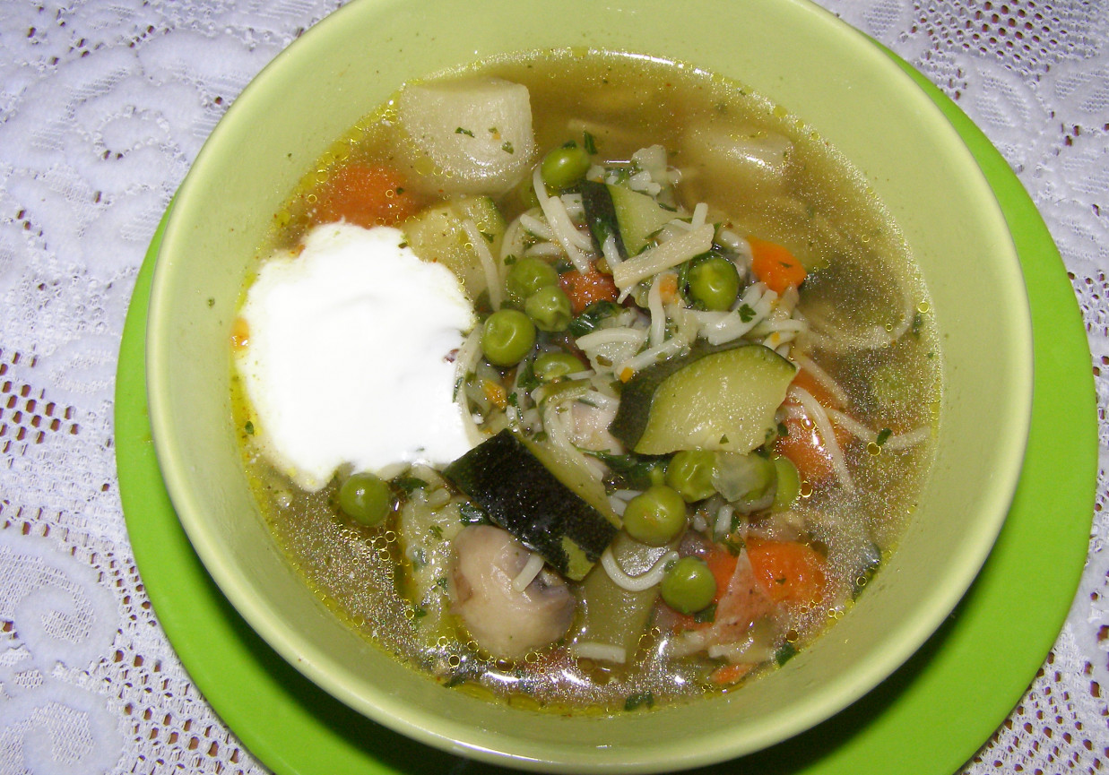 cukiniowa zupa z warzywami, pieczarkami na rosole z makaronem... foto