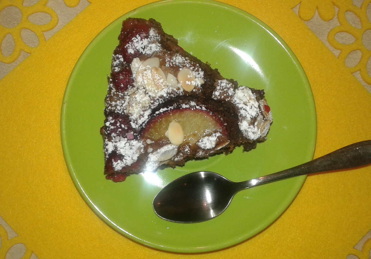 Cukiniowe ciasto z owocami i płatkami migdałowymi foto