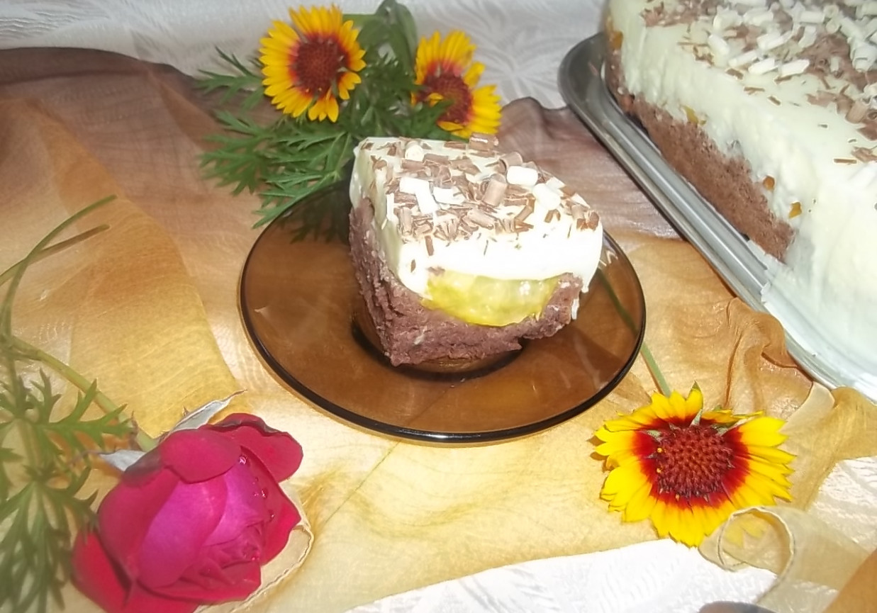 Cukiniowe ciasto ze śliwkami i pianką foto