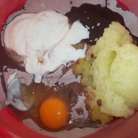 Krok 3 - Cukiniowe ciasto ze śliwkami i pianką foto