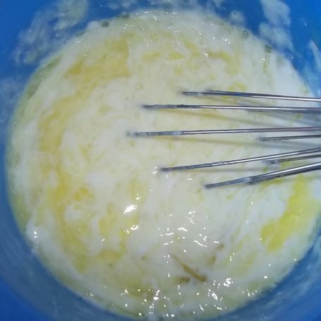 Krok 8 - Cukiniowe ciasto ze śliwkami i pianką foto