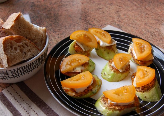 Fotografia przedstawiająca Cukiniowe kąski z pesto z kurek i serem pleśniowym