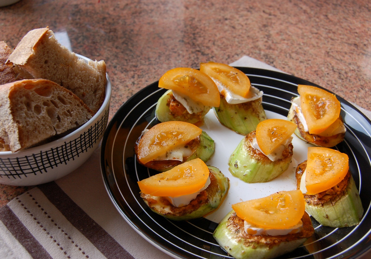 Cukiniowe kąski z pesto z kurek i serem pleśniowym foto