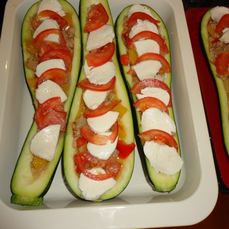 Krok 3 - Cukiniowe łódeczki faszerowane mięsem, papryką i pomidorami foto