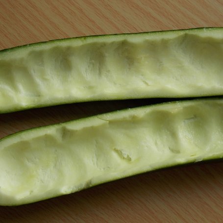 Krok 4 - Cukiniowe łódeczki z chipsami z boczku foto