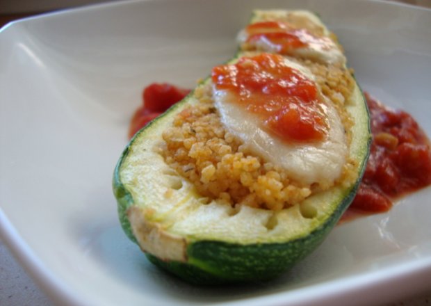 Fotografia przedstawiająca Cukiniowe łódeczki z kuskusem na pomidorach
