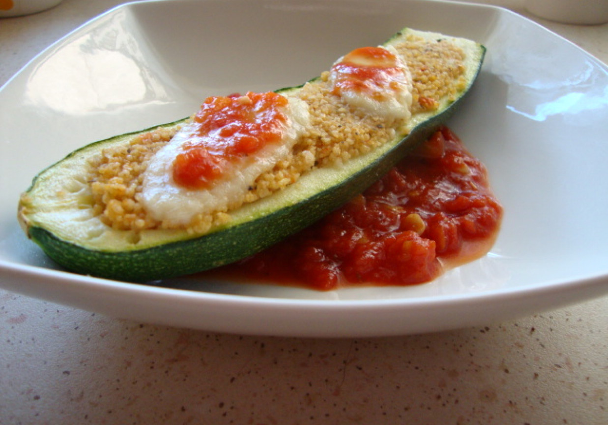 Cukiniowe łódeczki z kuskusem na pomidorach foto