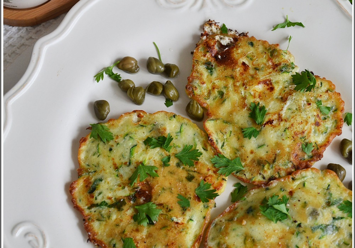 Cukiniowe placuszki z fetą i kaparami foto