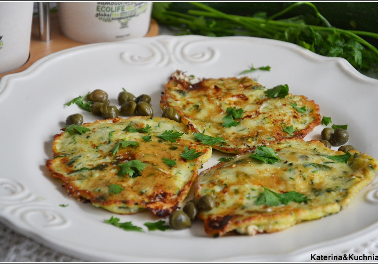 Cukiniowe placuszki z fetą i kaparami foto