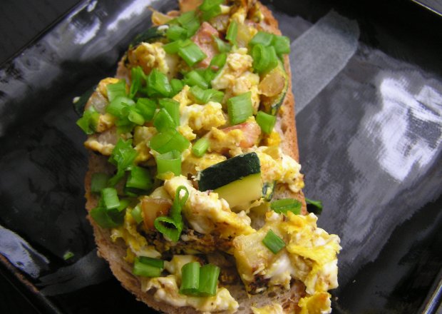Fotografia przedstawiająca Cukiniowo- boczkowa jajecznica