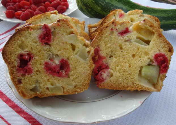 Fotografia przedstawiająca Cukiniowo -malinowe ciasto