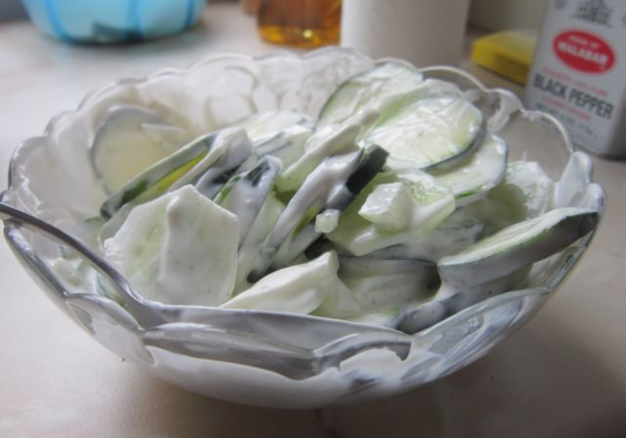 Cukiniowo-ogórkowa mizeria foto