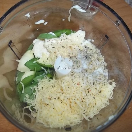 Krok 1 - Cukiniowo-ziemniaczane placki z kurczakiem, młodą kapustą i jogurtowym sosem bazyliowo-serowym foto