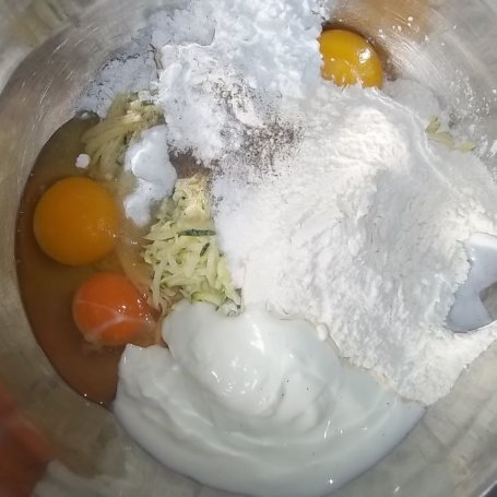 Krok 8 - Cukiniowo-ziemniaczane placki z kurczakiem, młodą kapustą i jogurtowym sosem bazyliowo-serowym foto