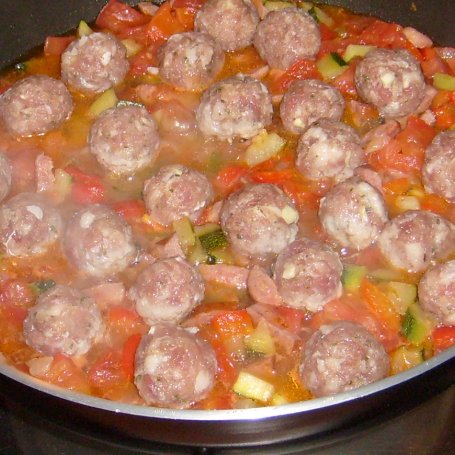 Krok 4 - CUKINIOWY MISZ-MASZ Z MIĘSNYMI KULKAMI foto