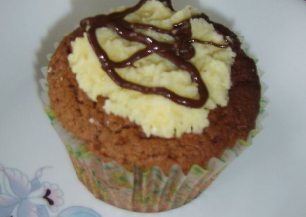 Fotografia przedstawiająca cupcake z masą milky way