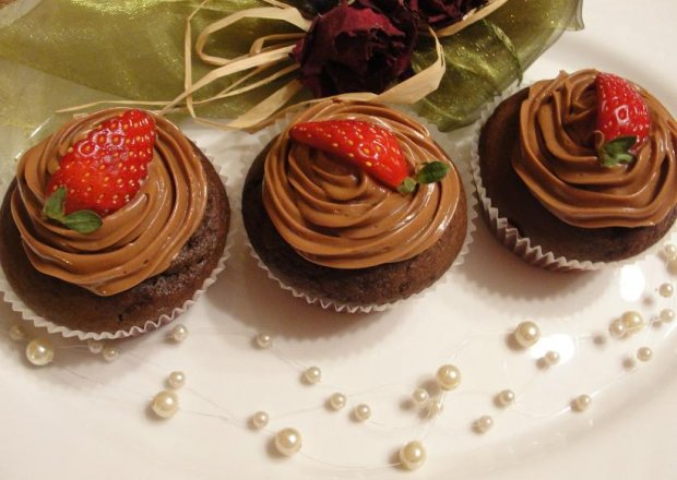 Fotografia przedstawiająca Cupcakes czekoladowe z kremem z nutelli