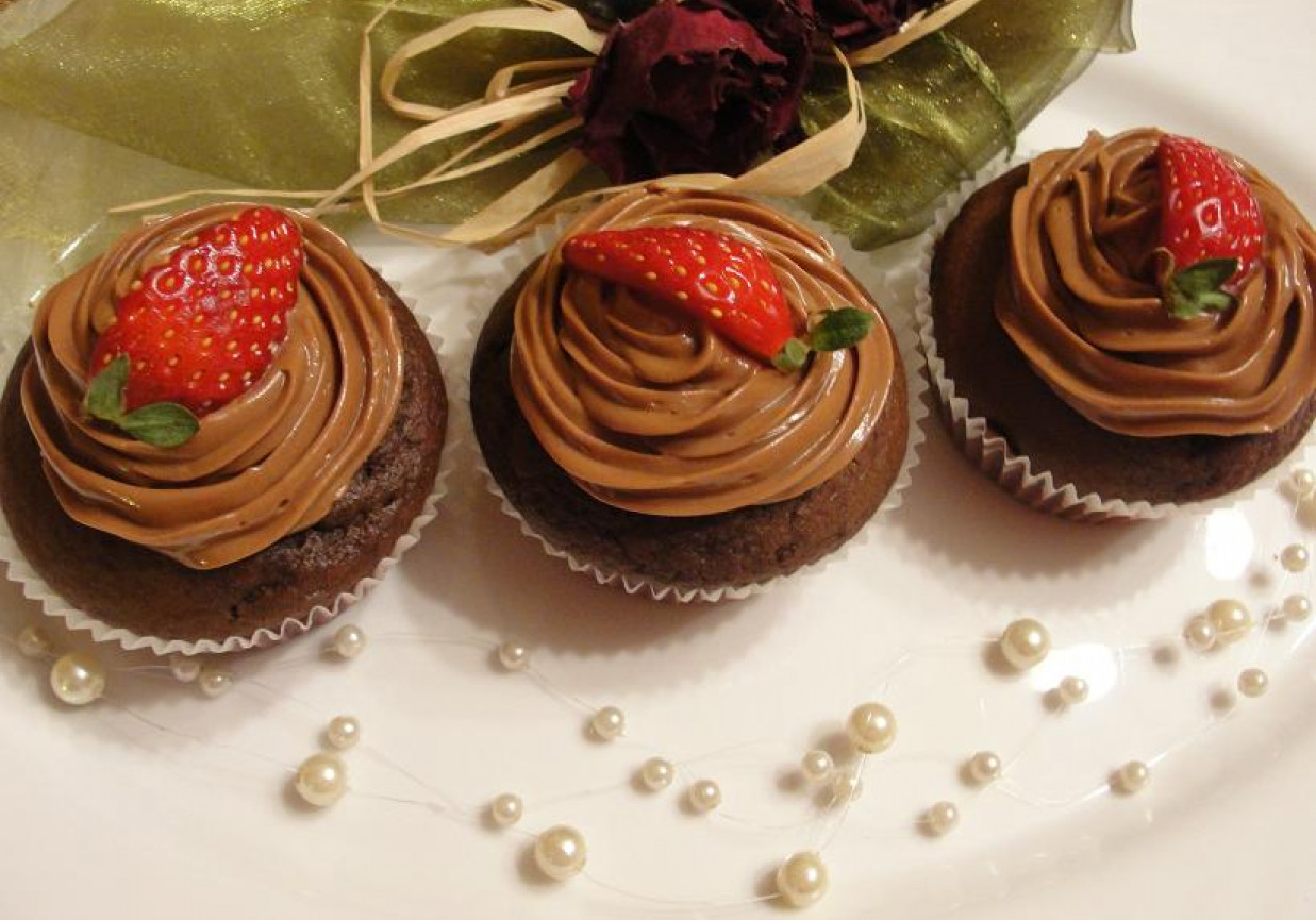 Cupcakes czekoladowe z kremem z nutelli foto